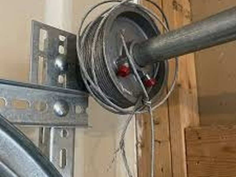 Lift cable wound on its drum at the end of a torsion shaft